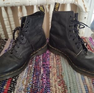 Doc Marten⁹s lace up boots sz est 7.5 or8